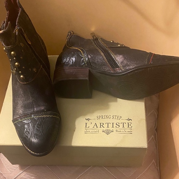 Final Sale 🌹L’Artiste Spring Step Black Embossed Leather Ankle Boots w box - Picture 6 of 11